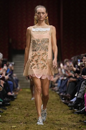 لمسة من الألفينات تعود إلى المنصة